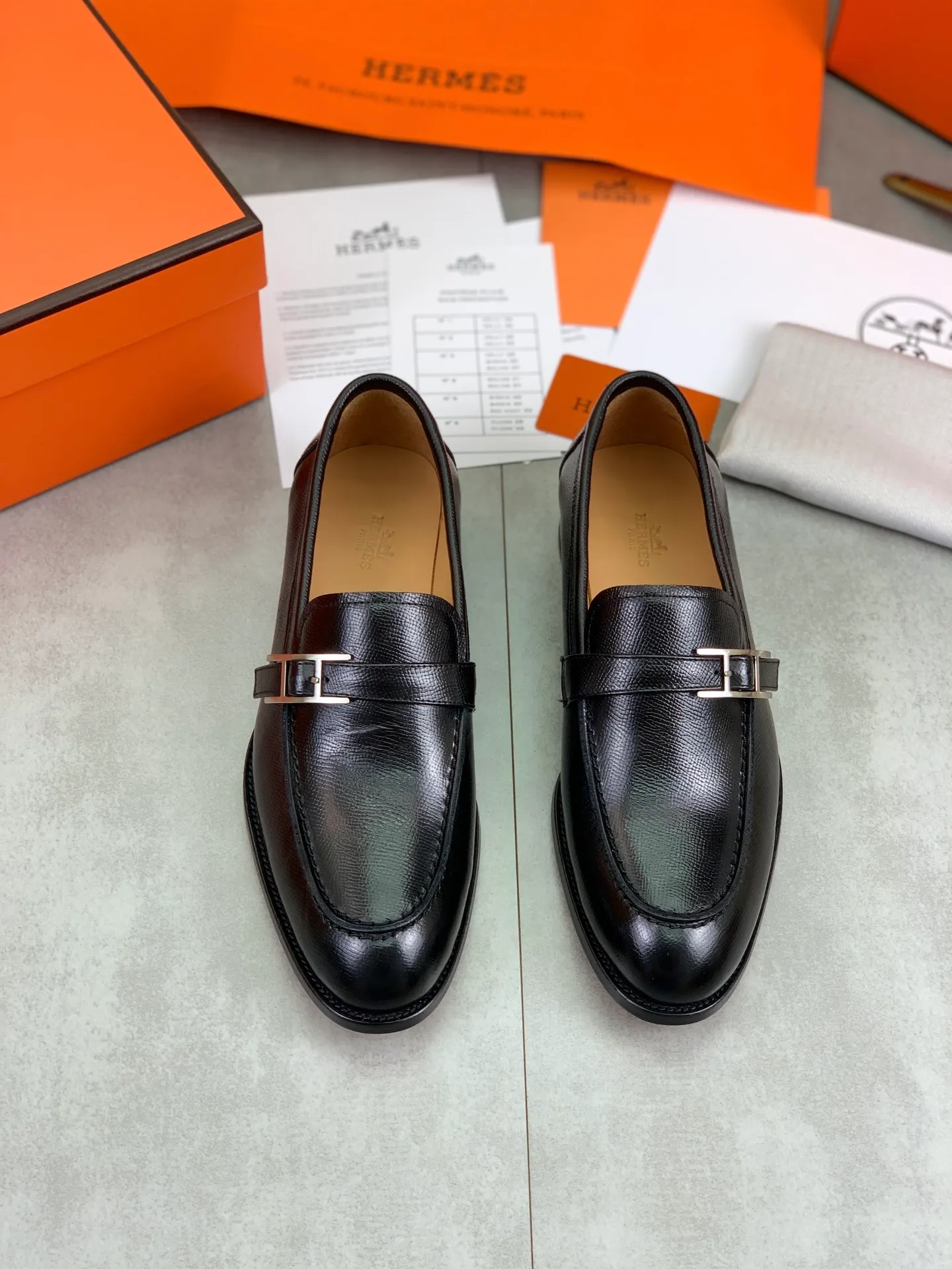 Factory price P980 💰💎💎💎 Original genuine leather outsole Brand: Hermès Grade: Same as the official website Original quality materials: Original soft calfskin Water-dyed cowhide lining Original Italian genuine leather outsole Style categories: Men's fashion Formal casual leather shoes Slip-on men's shoes series Young fashion European and American trends British style Code number: 39-45 (38.46 can be customized)